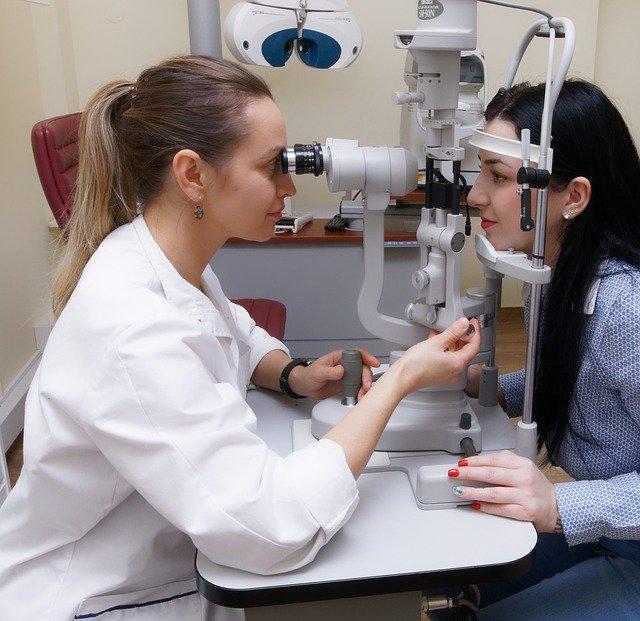 Badanie wzroku Olsztyn - Optometrysta podczas wykonywania badania wzroku